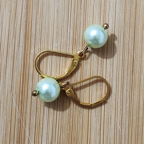 Hand Crafted Elegant Pastel Green  Pearl Drop Earrings Pierced - Picture 7 of 7